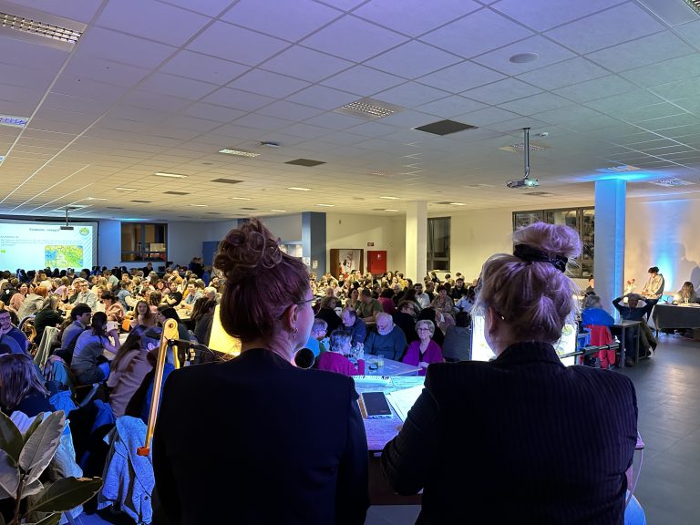 Een foto van de presentatoren van de quiz.
